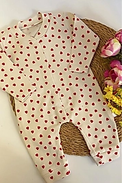 Krem Zemin Kırmızı Kalp Desenli Bebek Tulum – Çıtçıtlı, Uzun Kollu, %100 Pamuk